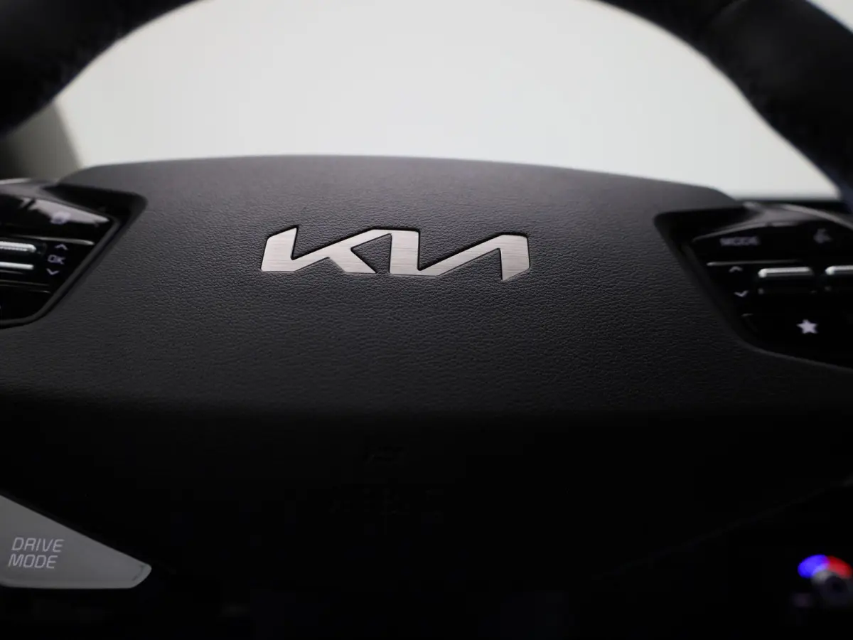 Plus 77.4 kWh | 100% SOH | Voorstoelen Verwarmd/Gekoeld | Trekhaak | Achterbank Verwarmd | Warmtepomp | Adaptieve Cruise Control | Sfeerverlichting | Apple Carplay/Android Auto | Kunstledere