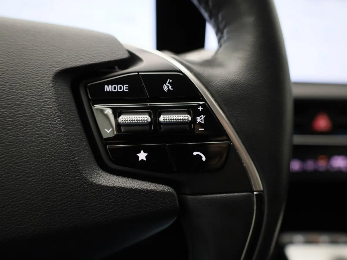 Plus 77.4 kWh | 100% SOH | Voorstoelen Verwarmd/Gekoeld | Trekhaak | Achterbank Verwarmd | Warmtepomp | Adaptieve Cruise Control | Sfeerverlichting | Apple Carplay/Android Auto | Kunstledere