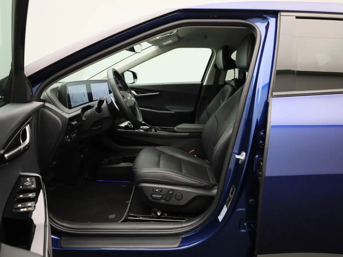 Plus 77.4 kWh | 100% SOH | Voorstoelen Verwarmd/Gekoeld | Trekhaak | Achterbank Verwarmd | Warmtepomp | Adaptieve Cruise Control | Sfeerverlichting | Apple Carplay/Android Auto | Kunstledere
