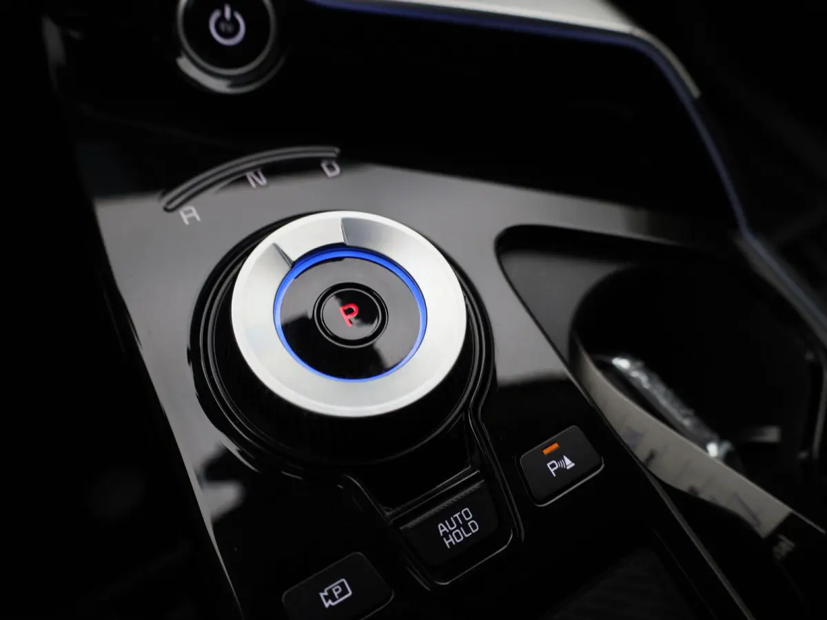 Plus 77.4 kWh | 100% SOH | Voorstoelen Verwarmd/Gekoeld | Trekhaak | Achterbank Verwarmd | Warmtepomp | Adaptieve Cruise Control | Sfeerverlichting | Apple Carplay/Android Auto | Kunstledere