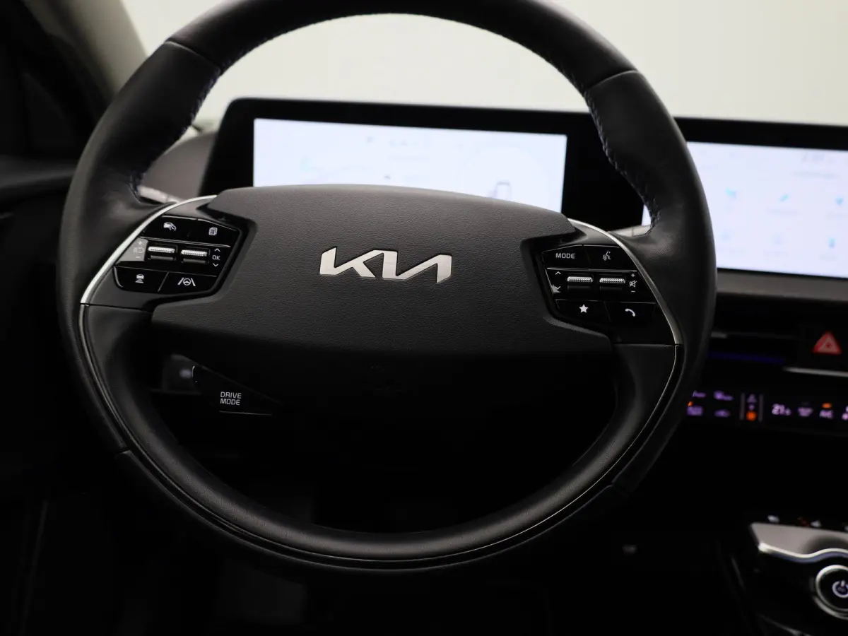 Plus 77.4 kWh | Voorstoelen Verwarmd/Gekoeld | Trekhaak | Achterbank Verwarmd | Warmtepomp | Adaptieve Cruise Control | Sfeerverlichting | Apple Carplay/Android Auto | Kunstlederen Bekleding