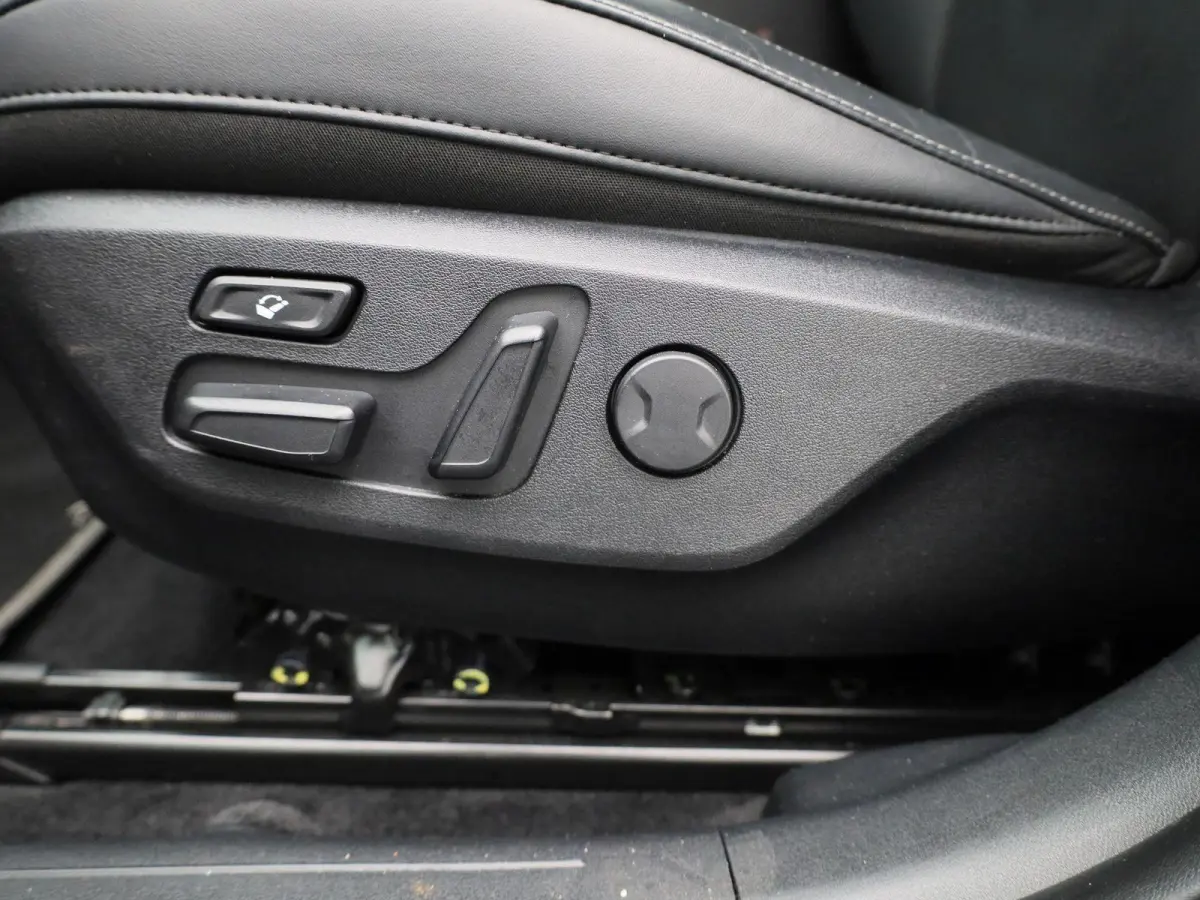 Plus 77.4 kWh | 100% SOH | Voorstoelen Verwarmd/Gekoeld | Trekhaak | Achterbank Verwarmd | Warmtepomp | Adaptieve Cruise Control | Sfeerverlichting | Apple Carplay/Android Auto | Kunstledere
