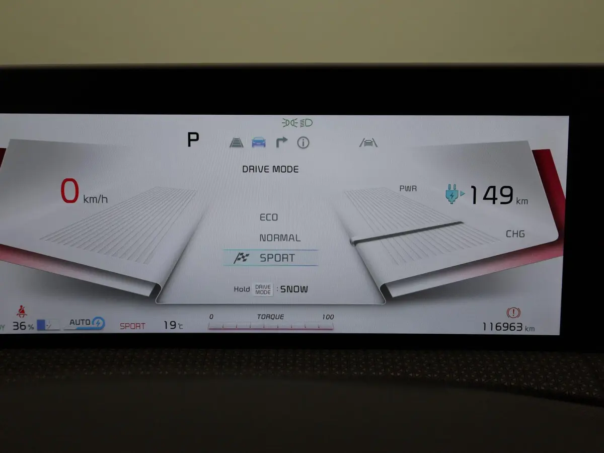 Plus 77.4 kWh | 100% SOH | Voorstoelen Verwarmd/Gekoeld | Trekhaak | Achterbank Verwarmd | Warmtepomp | Adaptieve Cruise Control | Sfeerverlichting | Apple Carplay/Android Auto | Kunstledere