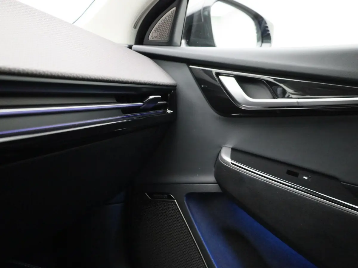 Plus 77.4 kWh | 100% SOH | Voorstoelen Verwarmd/Gekoeld | Trekhaak | Achterbank Verwarmd | Warmtepomp | Adaptieve Cruise Control | Sfeerverlichting | Apple Carplay/Android Auto | Kunstledere