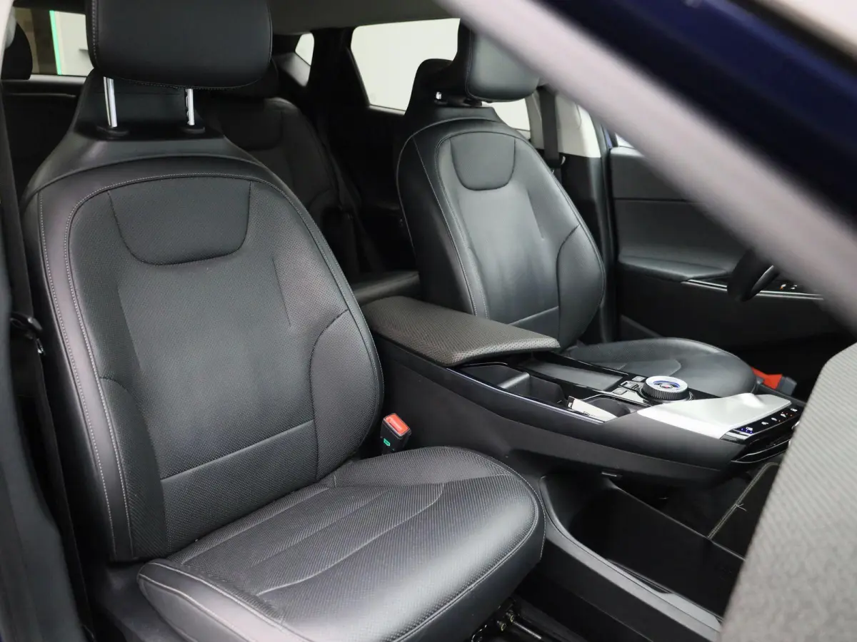 Plus 77.4 kWh | 100% SOH | Voorstoelen Verwarmd/Gekoeld | Trekhaak | Achterbank Verwarmd | Warmtepomp | Adaptieve Cruise Control | Sfeerverlichting | Apple Carplay/Android Auto | Kunstledere