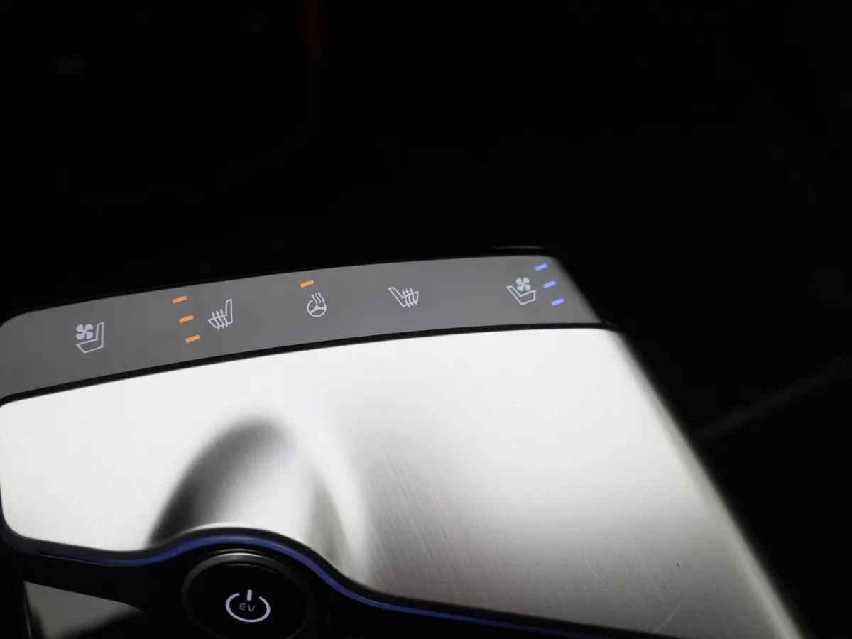 Plus 77.4 kWh | 100% SOH | Voorstoelen Verwarmd/Gekoeld | Trekhaak | Achterbank Verwarmd | Warmtepomp | Adaptieve Cruise Control | Sfeerverlichting | Apple Carplay/Android Auto | Kunstledere