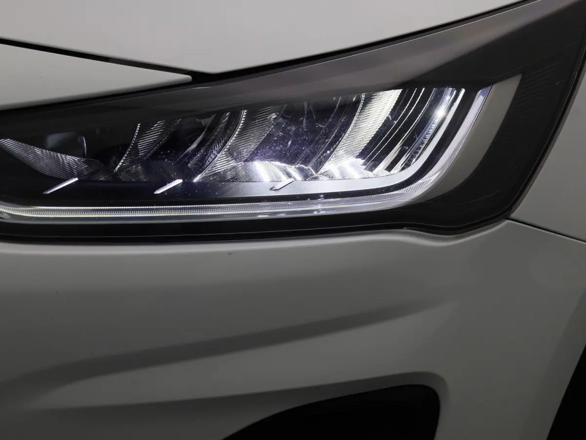 1.0 EcoBoost Hybrid Titanium | Parkeersensor voor/achter | Navigatie full map | Apple CarPlay/Android Auto | Airco automatisch | Cruise control | Extra getint glas | Lichtmetalen velgen |