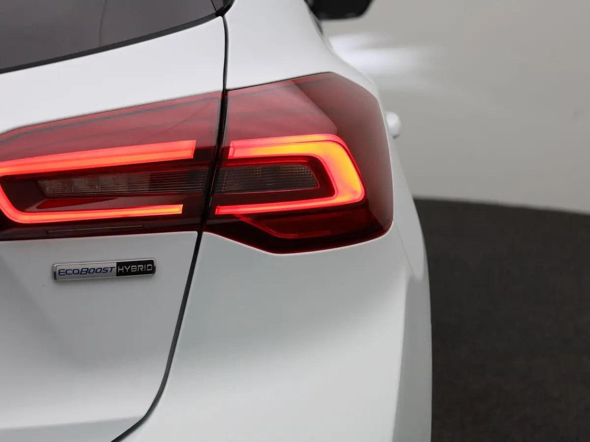 1.0 EcoBoost Hybrid Titanium | Parkeersensor voor/achter | Navigatie full map | Apple CarPlay/Android Auto | Airco automatisch | Cruise control | Extra getint glas | Lichtmetalen velgen |