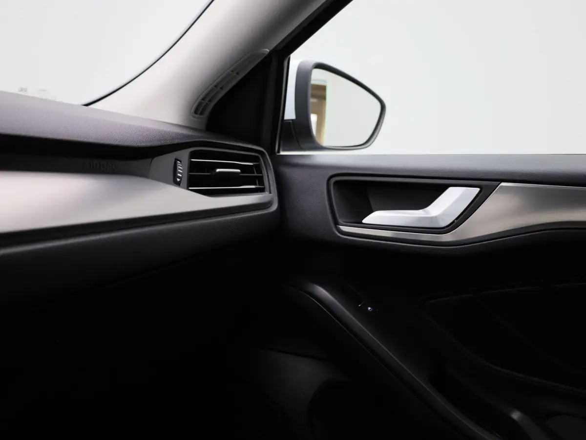 1.0 EcoBoost Hybrid Titanium | Parkeersensor voor/achter | Navigatie full map | Apple CarPlay/Android Auto | Airco automatisch | Cruise control | Extra getint glas | Lichtmetalen velgen |