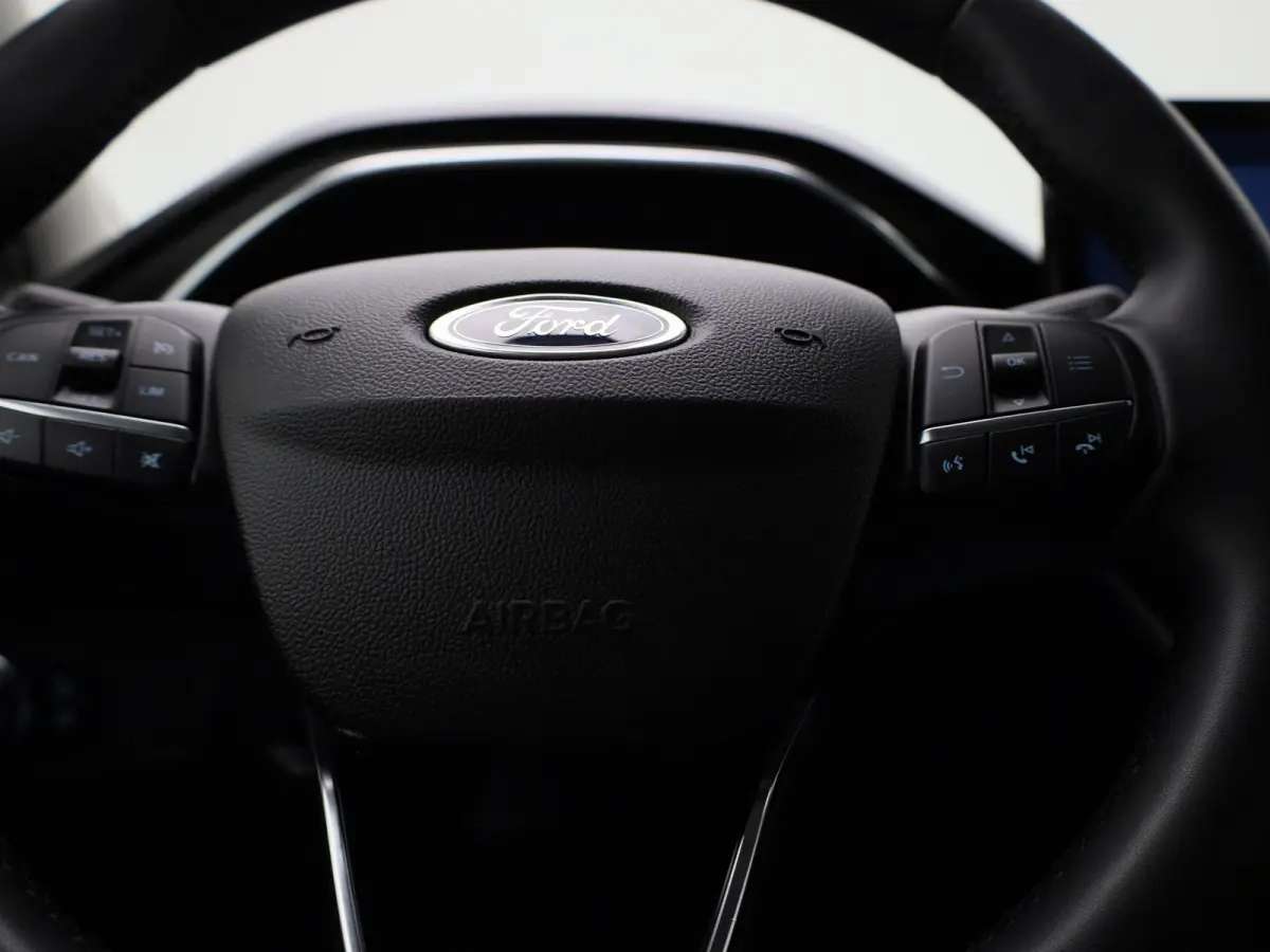 1.0 EcoBoost Hybrid Titanium | Parkeersensor voor/achter | Navigatie full map | Apple CarPlay/Android Auto | Airco automatisch | Cruise control | Extra getint glas | Lichtmetalen velgen |