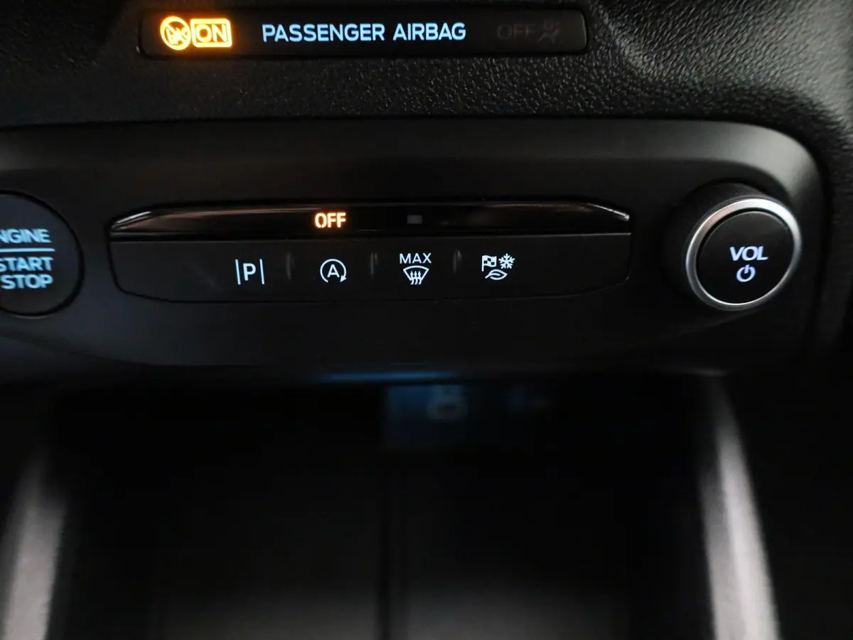 1.0 EcoBoost Hybrid Titanium | Parkeersensor voor/achter | Navigatie full map | Apple CarPlay/Android Auto | Airco automatisch | Cruise control | Extra getint glas | Lichtmetalen velgen |