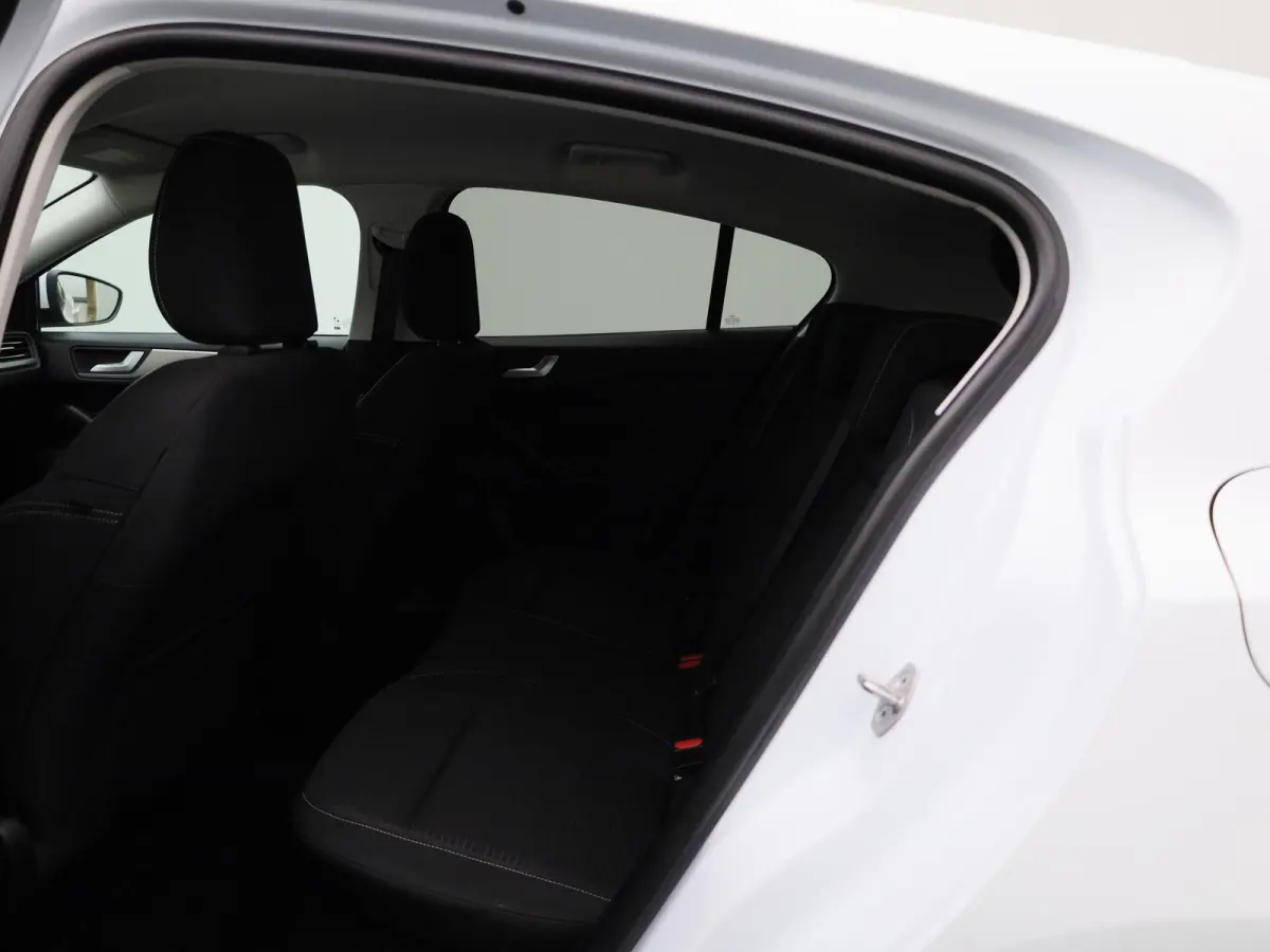 1.0 EcoBoost Hybrid Titanium | Parkeersensor voor/achter | Navigatie full map | Apple CarPlay/Android Auto | Airco automatisch | Cruise control | Extra getint glas | Lichtmetalen velgen |