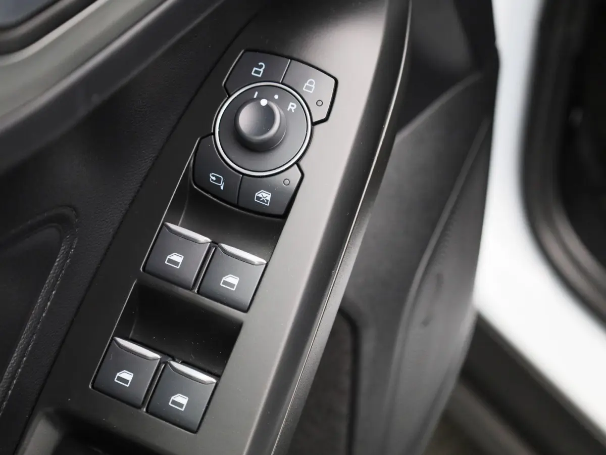 1.0 EcoBoost Hybrid Titanium | Parkeersensor voor/achter | Navigatie full map | Apple CarPlay/Android Auto | Airco automatisch | Cruise control | Extra getint glas | Lichtmetalen velgen |