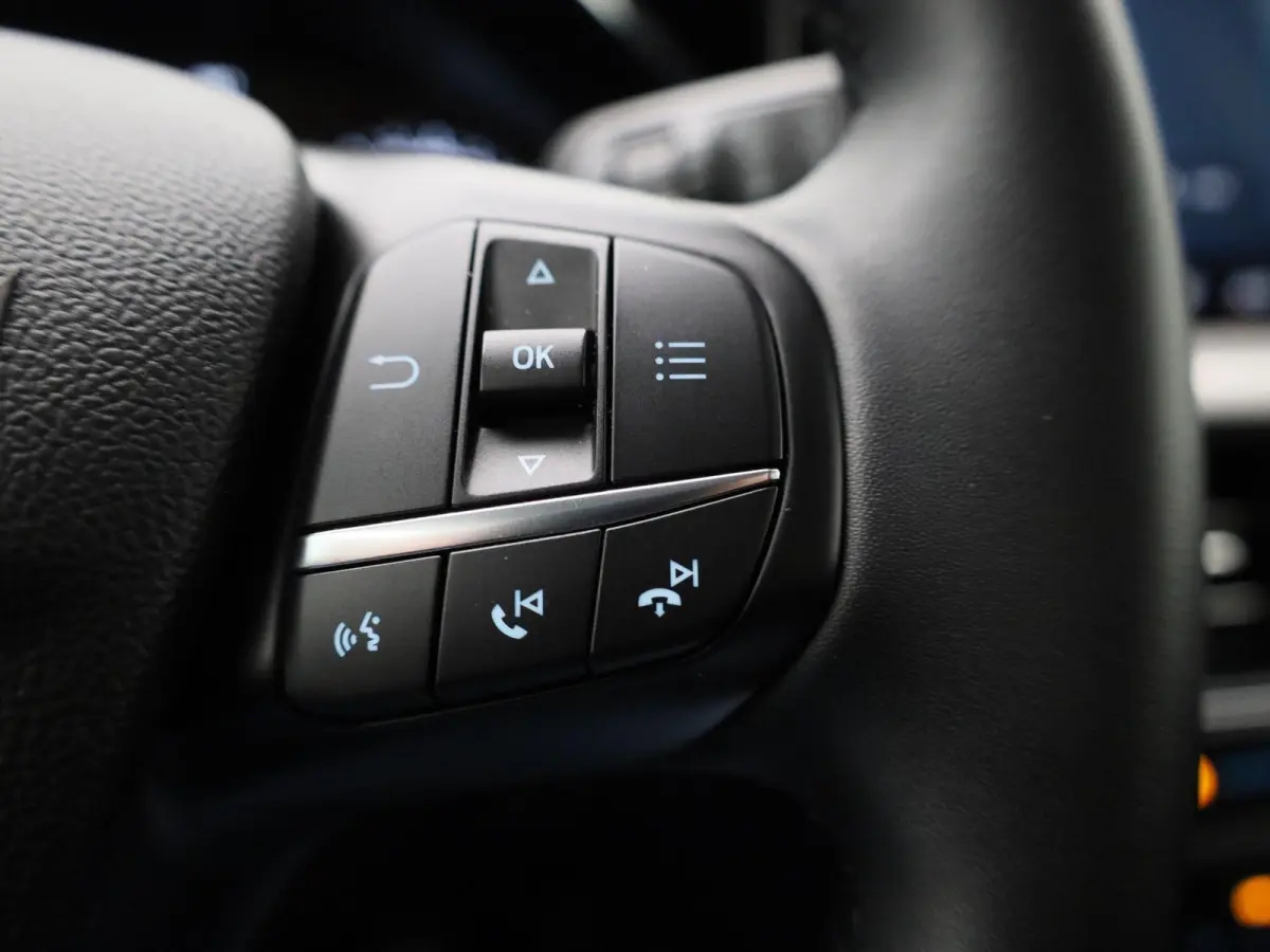 1.0 EcoBoost Hybrid Titanium | Parkeersensor voor/achter | Navigatie full map | Apple CarPlay/Android Auto | Airco automatisch | Cruise control | Extra getint glas | Lichtmetalen velgen |