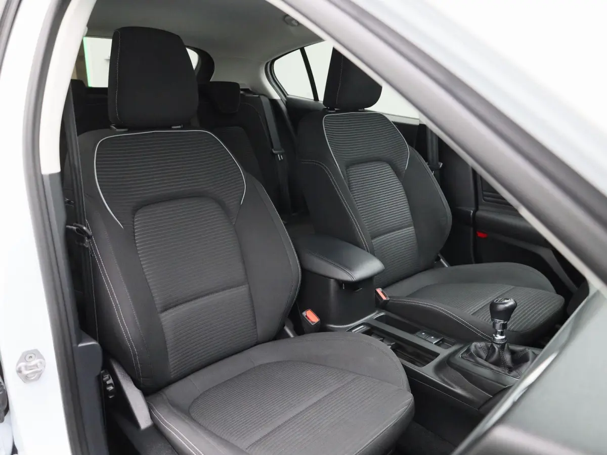 1.0 EcoBoost Hybrid Titanium | Parkeersensor voor/achter | Navigatie full map | Apple CarPlay/Android Auto | Airco automatisch | Cruise control | Extra getint glas | Lichtmetalen velgen |