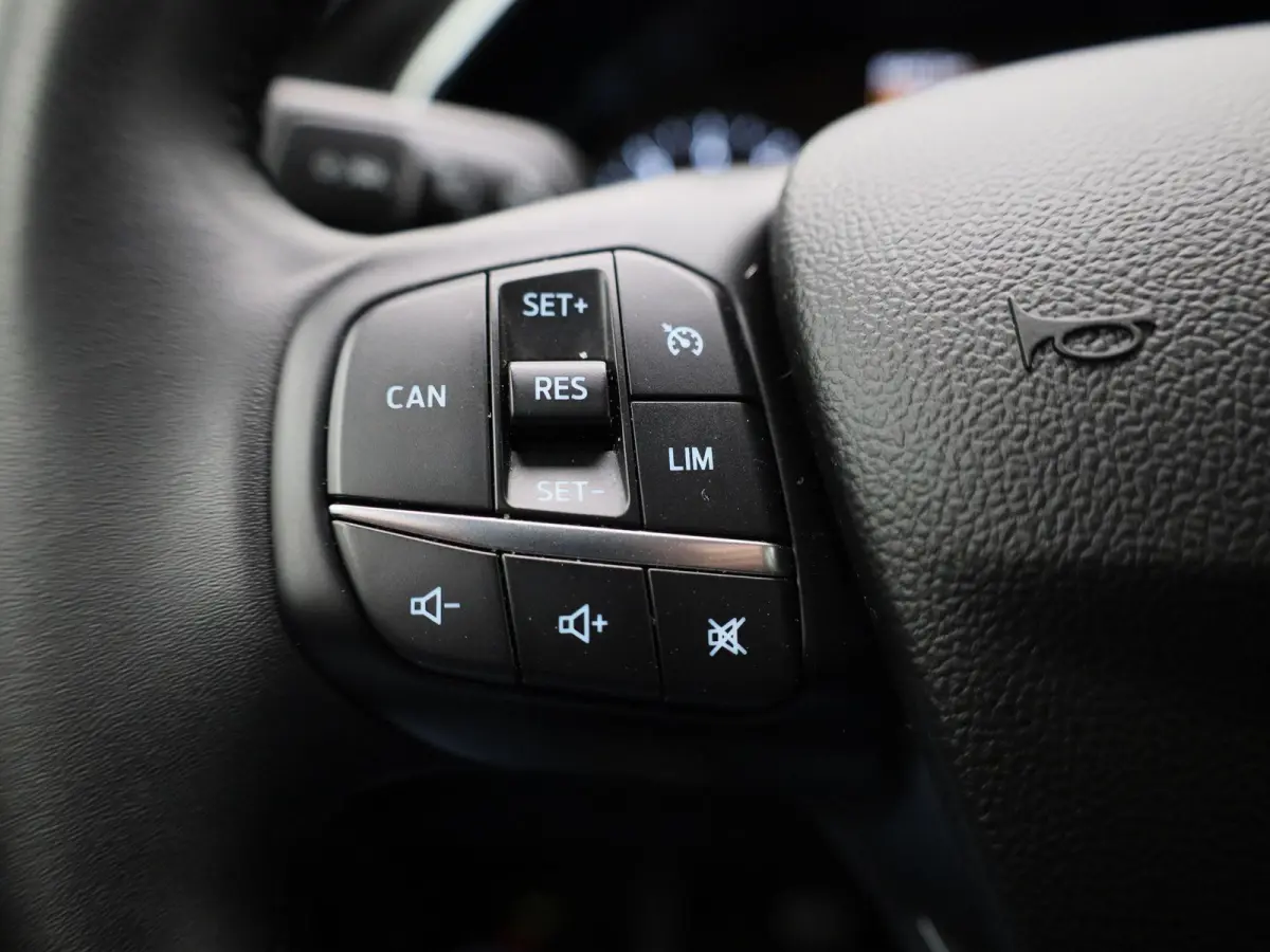 1.0 EcoBoost Hybrid Titanium | Parkeersensor voor/achter | Navigatie full map | Apple CarPlay/Android Auto | Airco automatisch | Cruise control | Extra getint glas | Lichtmetalen velgen |