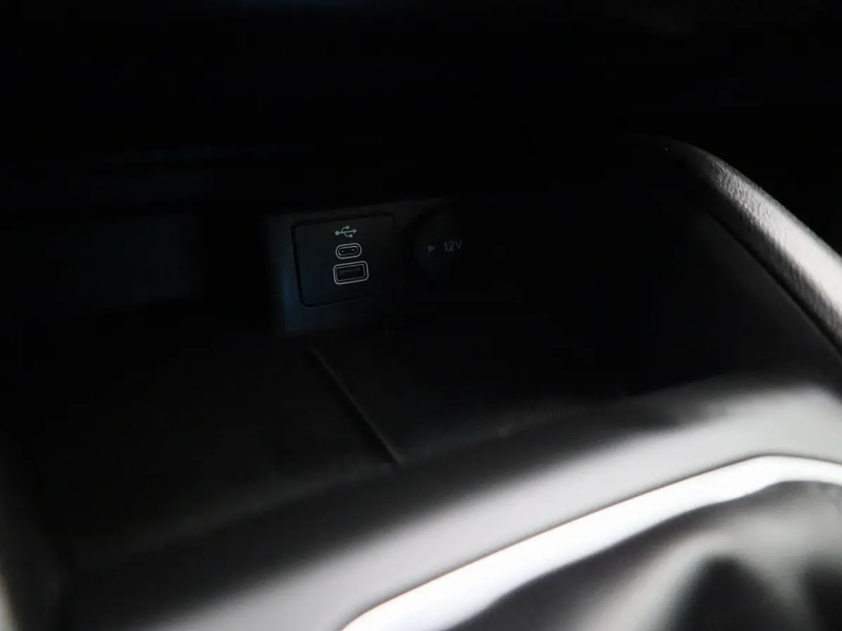 1.0 EcoBoost Hybrid Titanium | Parkeersensor voor/achter | Navigatie full map | Apple CarPlay/Android Auto | Airco automatisch | Cruise control | Extra getint glas | Lichtmetalen velgen |