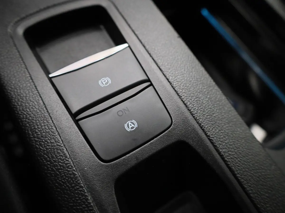 1.0 EcoBoost Hybrid Titanium | Parkeersensor voor/achter | Navigatie full map | Apple CarPlay/Android Auto | Airco automatisch | Cruise control | Extra getint glas | Lichtmetalen velgen |