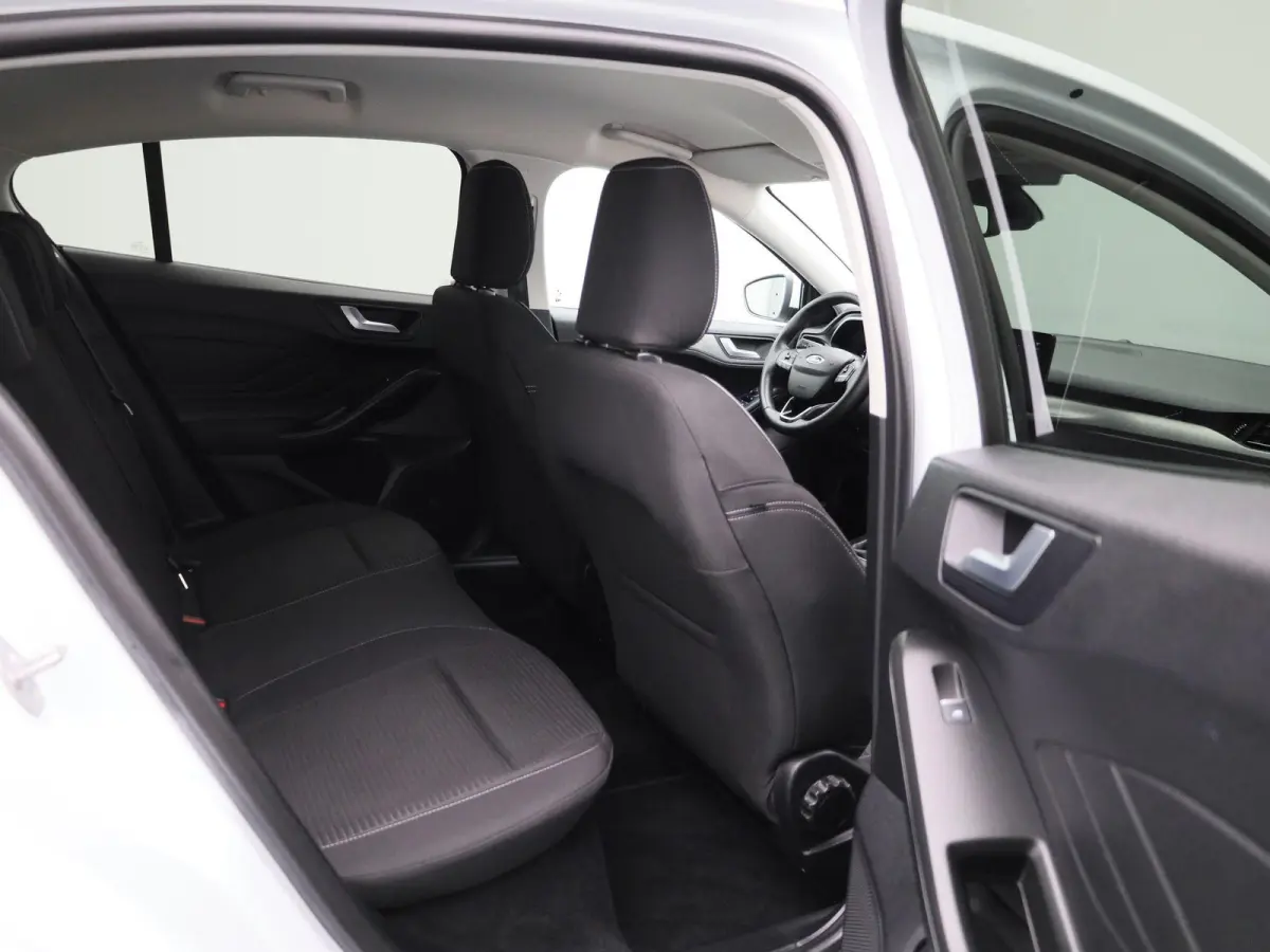 1.0 EcoBoost Hybrid Titanium | Parkeersensor voor/achter | Navigatie full map | Apple CarPlay/Android Auto | Airco automatisch | Cruise control | Extra getint glas | Lichtmetalen velgen |