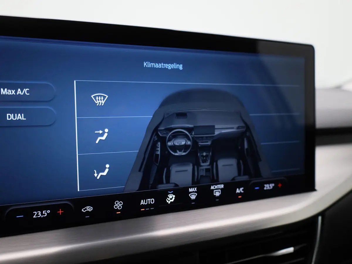 1.0 EcoBoost Hybrid Titanium | Parkeersensor voor/achter | Navigatie full map | Apple CarPlay/Android Auto | Airco automatisch | Cruise control | Extra getint glas | Lichtmetalen velgen |