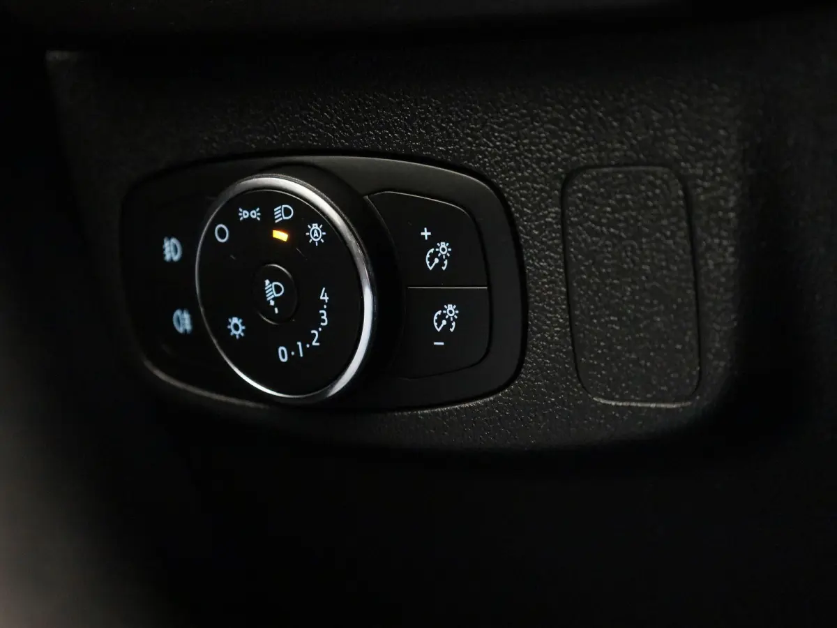 1.0 EcoBoost Hybrid Titanium | Parkeersensor voor/achter | Navigatie full map | Apple CarPlay/Android Auto | Airco automatisch | Cruise control | Extra getint glas | Lichtmetalen velgen |