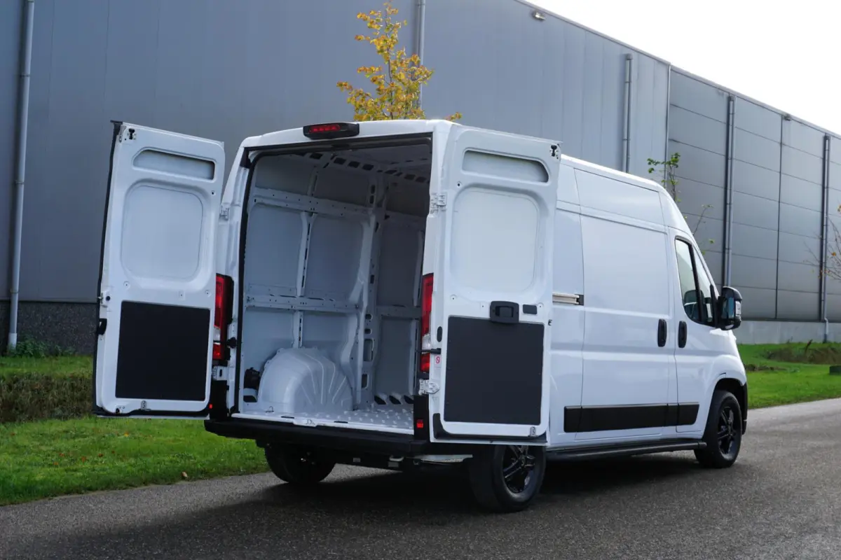 2.2 BlueHDi 140 L2H2 3.5t in nieuwstaat |Standkachel |3500 KG |Keyless entry |Stoelverwarming |2e airbag |Groot scherm |Camera |Cruise |Navi |Carplay |1e eigenaar |EURO6