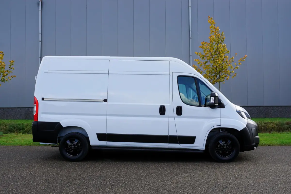 2.2 BlueHDi 140 L2H2 3.5t in nieuwstaat |Standkachel |3500 KG |Keyless entry |Stoelverwarming |2e airbag |Groot scherm |Camera |Cruise |Navi |Carplay |1e eigenaar |EURO6