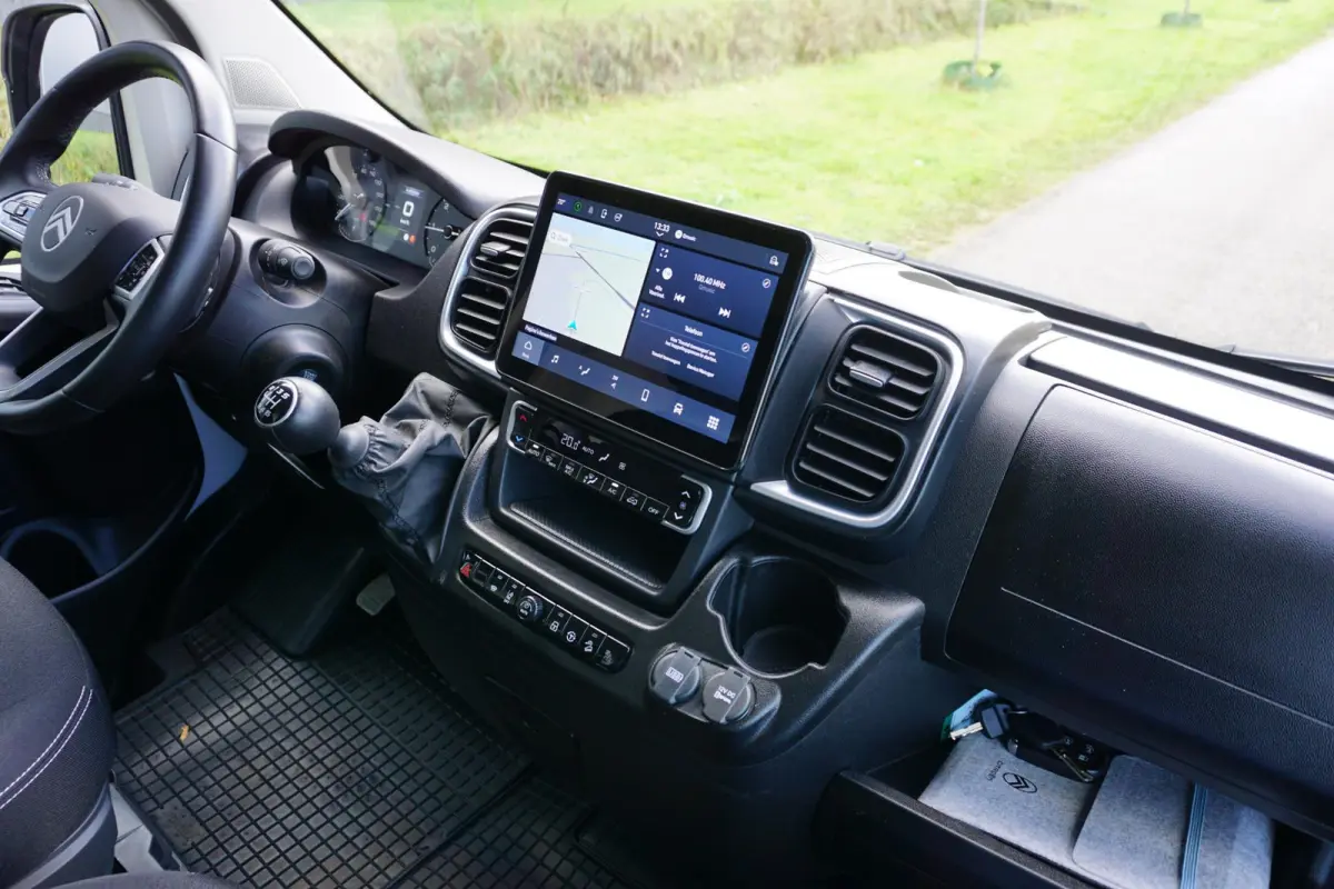 2.2 BlueHDi 140 L2H2 3.5t in nieuwstaat |Standkachel |3500 KG |Keyless entry |Stoelverwarming |2e airbag |Groot scherm |Camera |Cruise |Navi |Carplay |1e eigenaar |EURO6