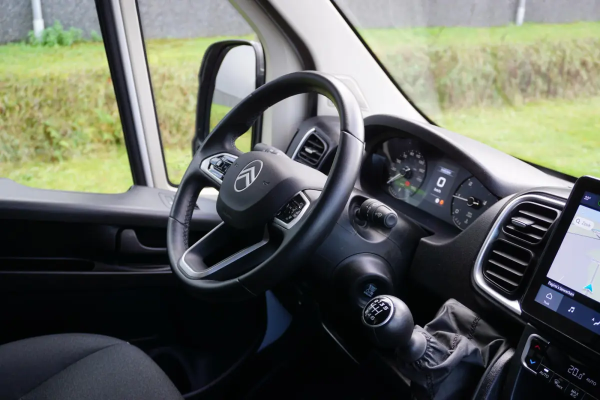 2.2 BlueHDi 140 L2H2 3.5t in nieuwstaat |Standkachel |3500 KG |Keyless entry |Stoelverwarming |2e airbag |Groot scherm |Camera |Cruise |Navi |Carplay |1e eigenaar |EURO6
