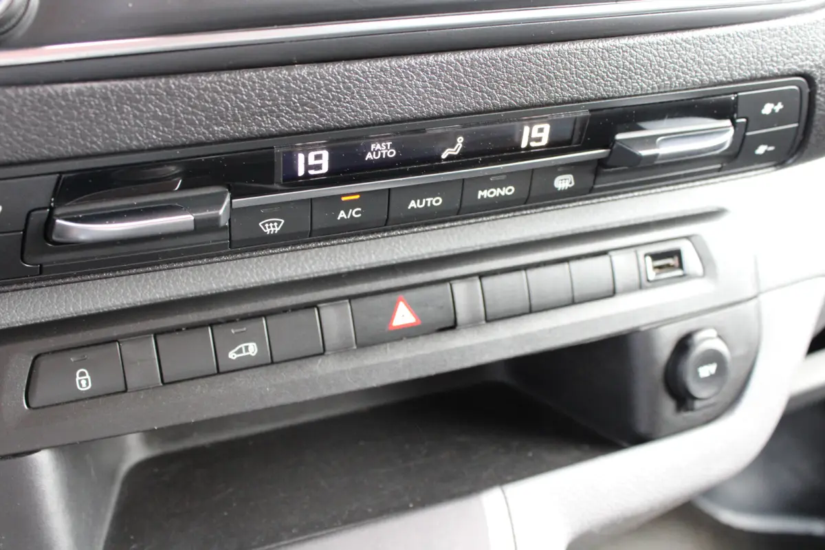 2.0 BlueHDI 120 M Driver | Navigatie | Camera | 3-Zits | Climate control | Lichtmetaal | Trekhaak | 85.000km |