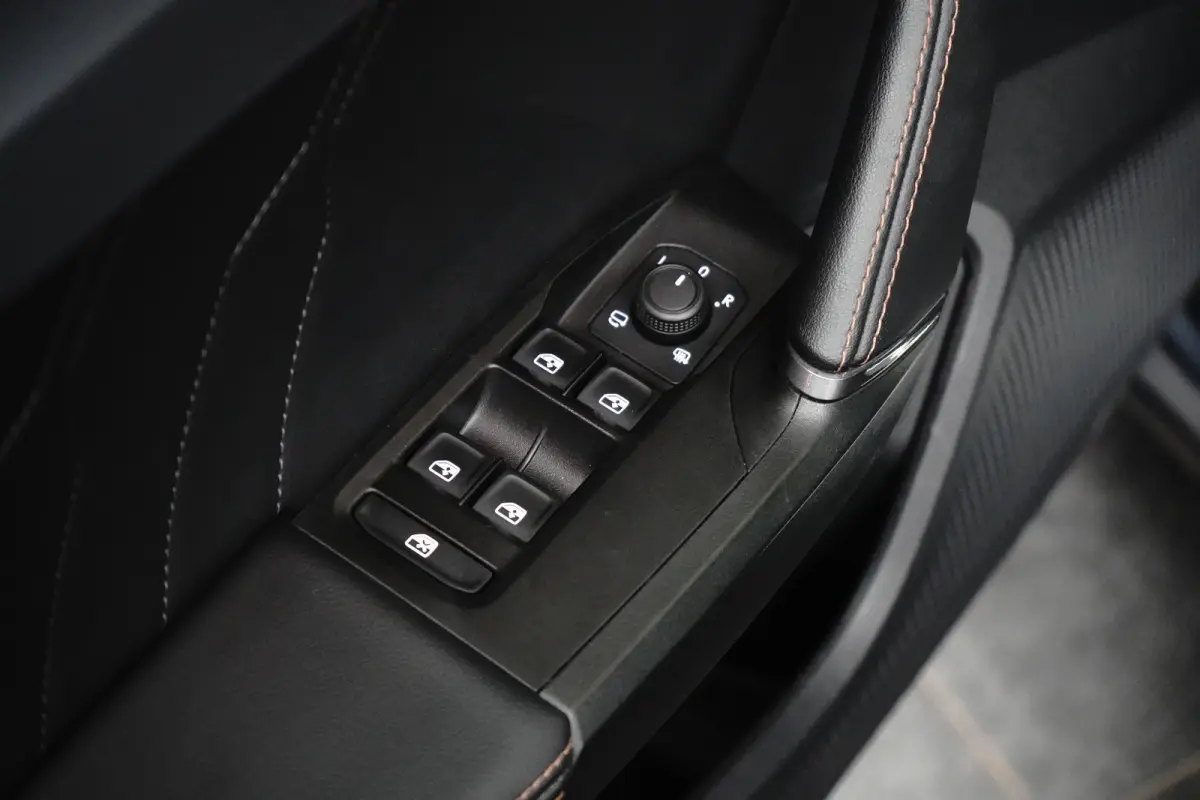 1.4 e-Hybrid Business l Elekt. Stoel incl Memory l 19" l Navigatie l Half Leder l Stoelverwarming l