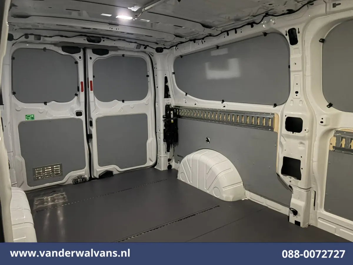 2.0 TDCI L2H1 Euro6 Airco | Camera | LED | Apple Carplay | Android Auto Cruisecontrol, Verwarmde Voorruit, Verwarmbare Spiegels, Parkeersensoren, Bijrijdersbank
