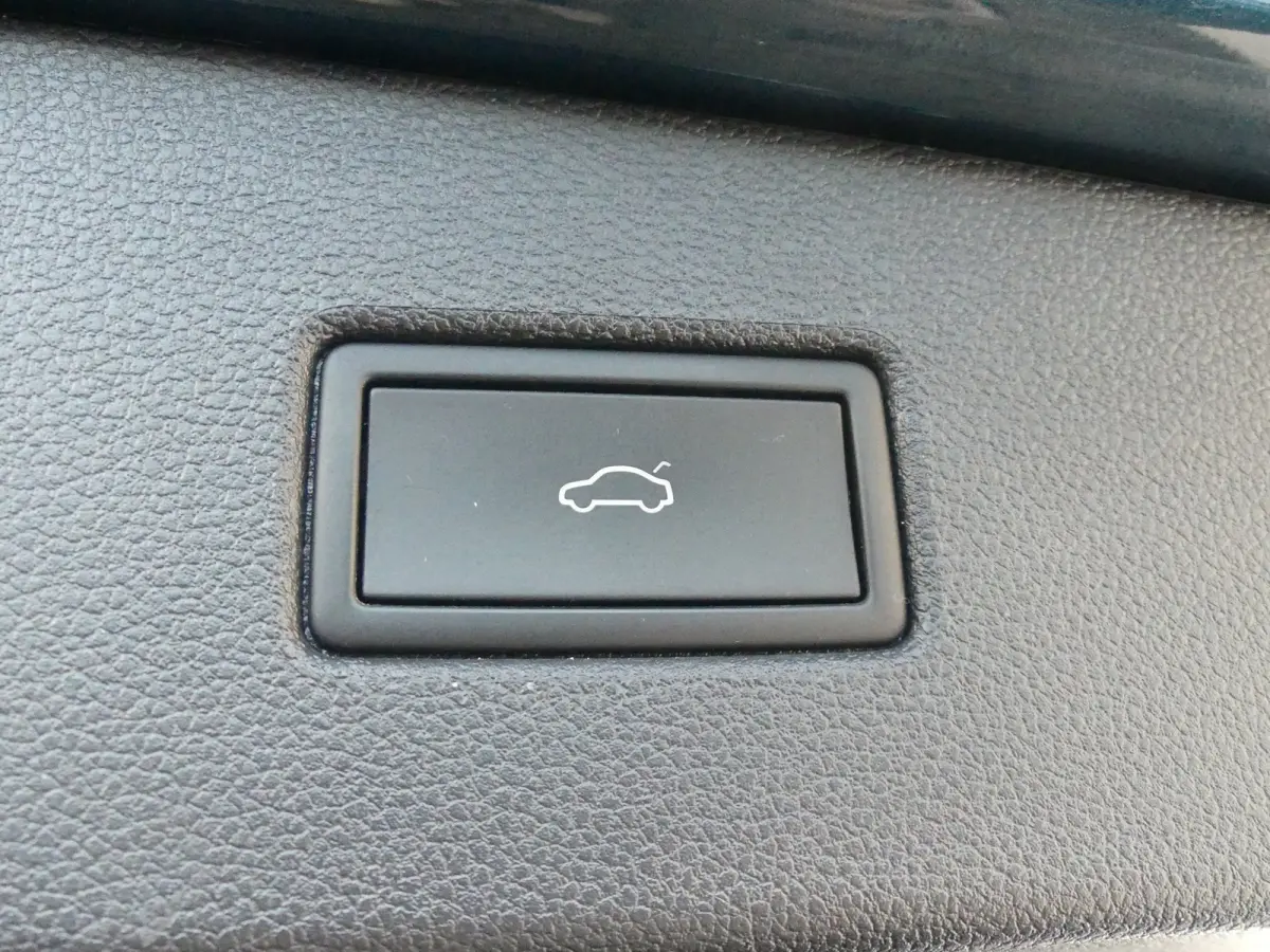 1.4 TSI eHybrid R-Line Business+ | PANORAMADAK | ADAPTIVE CRUISE | DODEHOEKDETECTIE | CAMERA | PARKEERSENSOREN V+A | ELEKTRISCHE ACHTERKLEP | NAVI | LMV 18" | APPLE CARPLAY / ANDROID AUTO |
