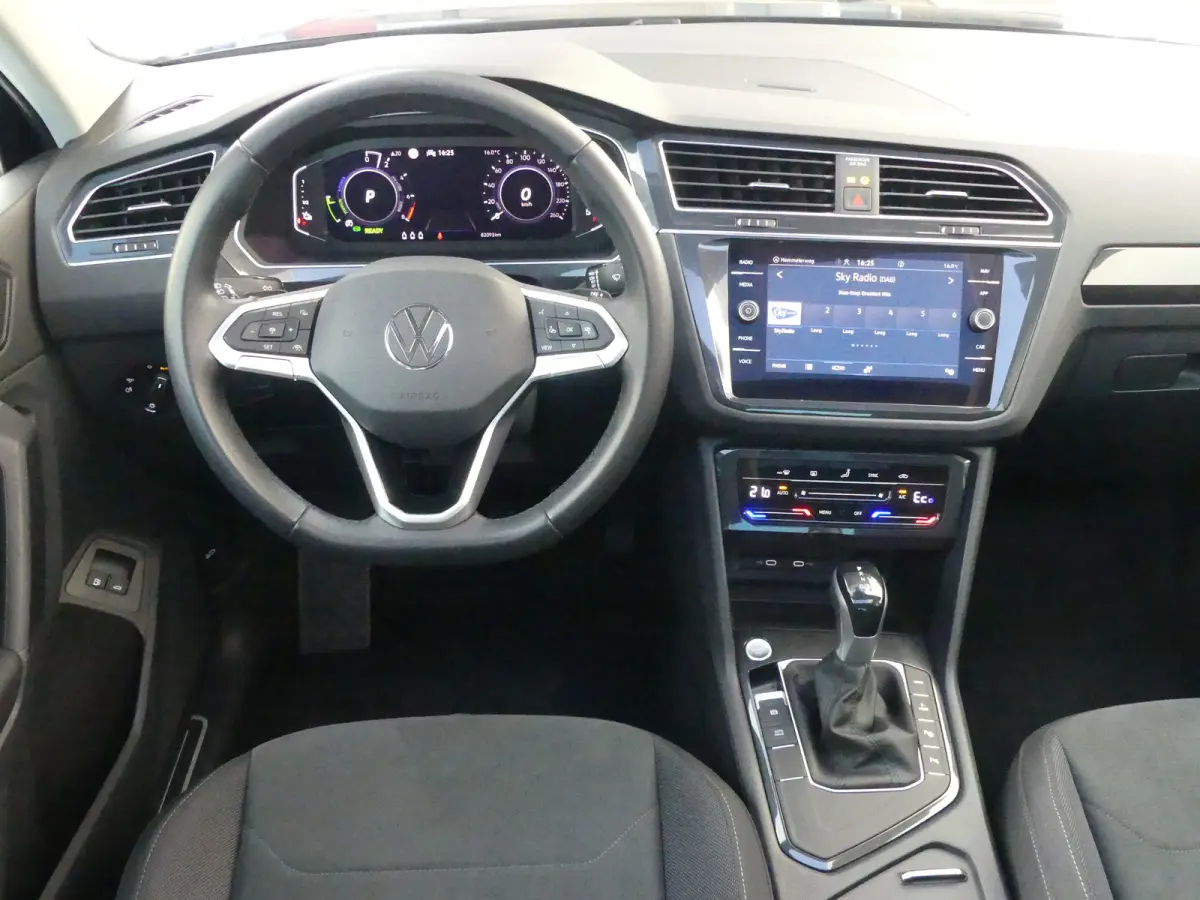 1.4 TSI eHybrid R-Line Business+ | PANORAMADAK | ADAPTIVE CRUISE | DODEHOEKDETECTIE | CAMERA | PARKEERSENSOREN V+A | ELEKTRISCHE ACHTERKLEP | NAVI | LMV 18" | APPLE CARPLAY / ANDROID AUTO |