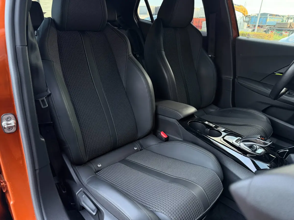 1.2 PureTech GT-Line, Trekhaak, CarPlay & Android Auto, 17" LMV, LED, 360