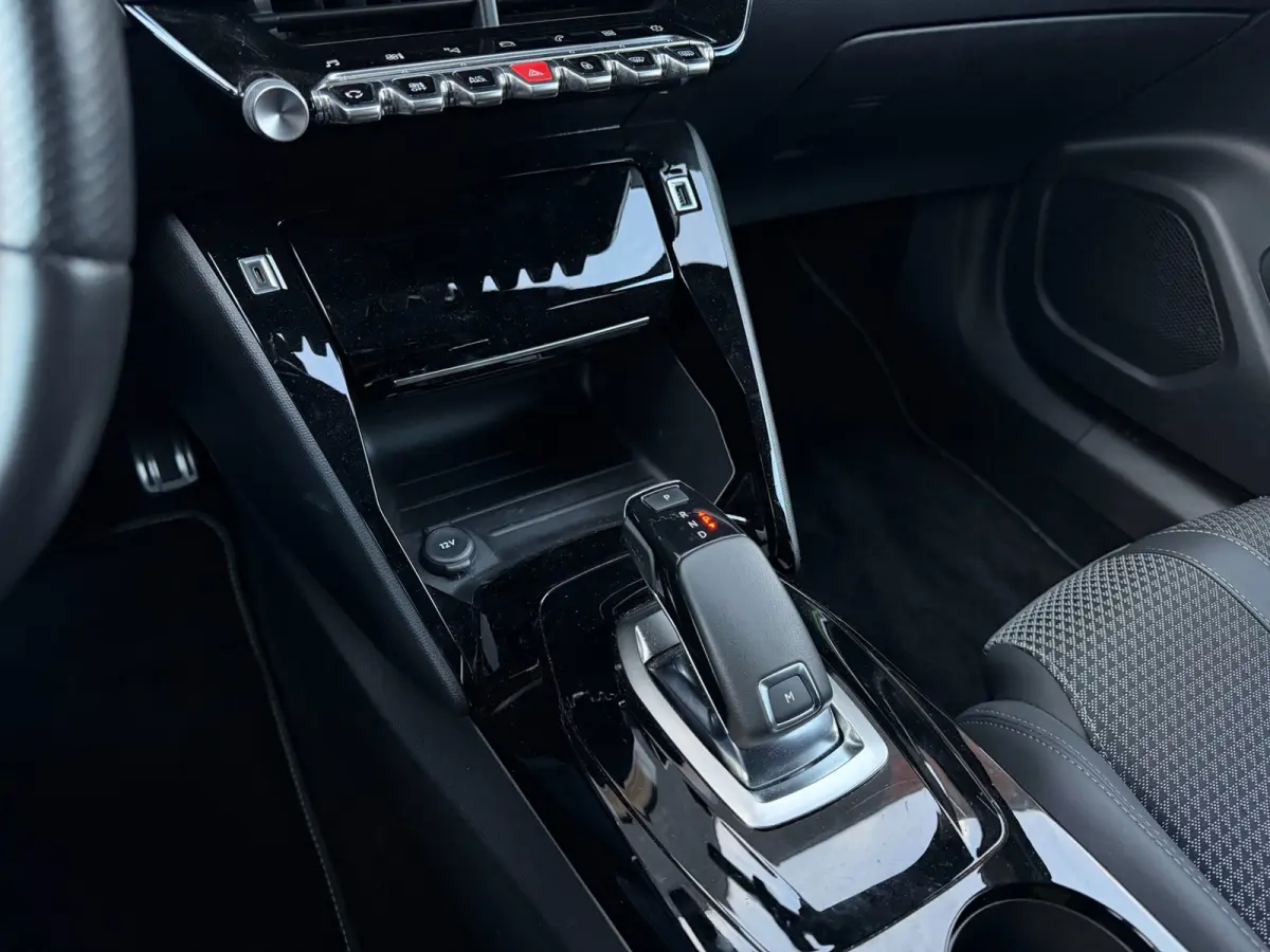 1.2 PureTech GT-Line, Trekhaak, CarPlay & Android Auto, 17" LMV, LED, 360