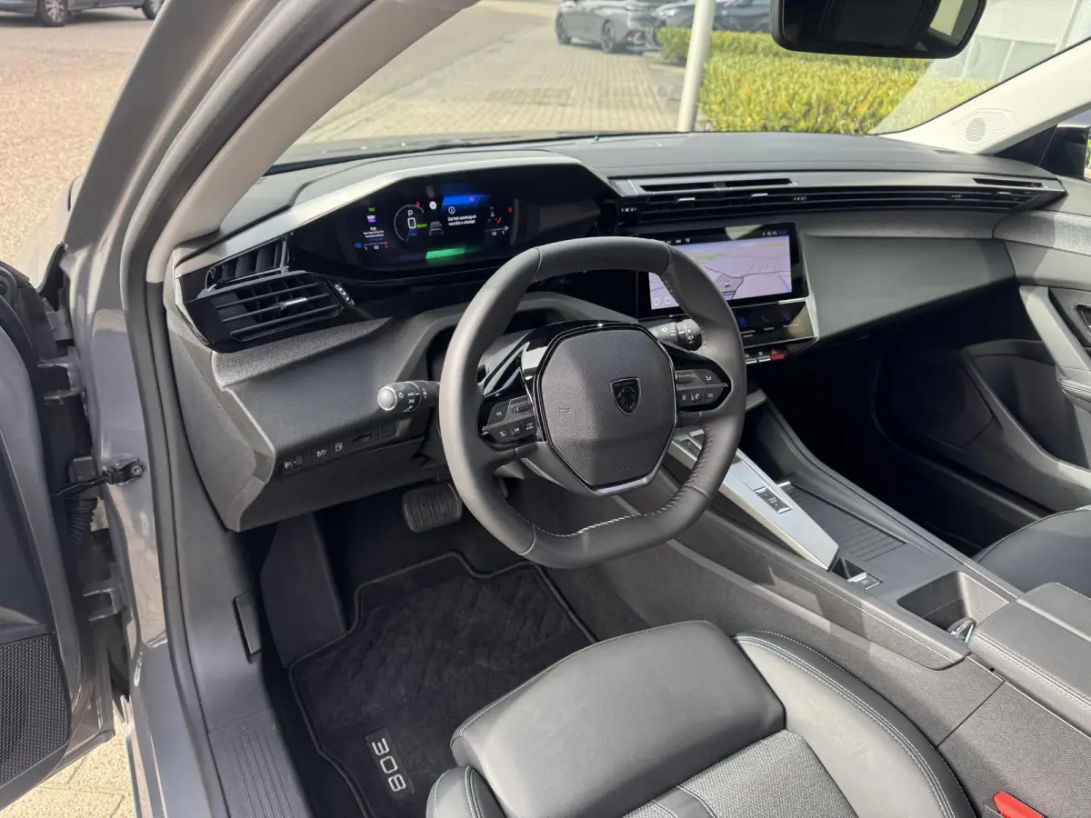 1.6 Plug-in Hybrid 180 Allure Avantage l Stuurverwarming l 360 Camera