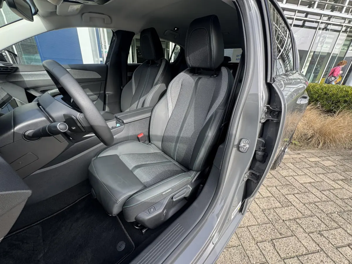 1.6 Plug-in Hybrid 180 Allure Avantage l Stuurverwarming l 360 Camera