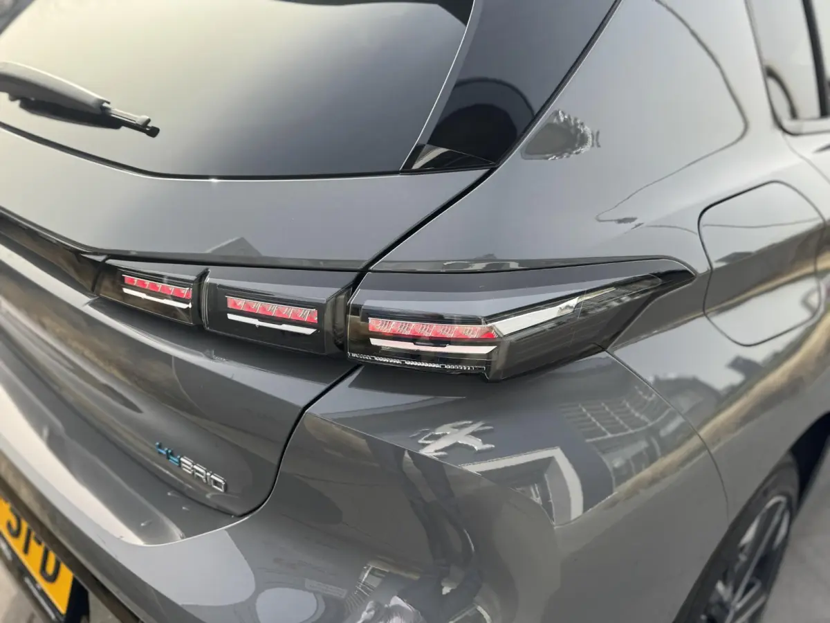 1.6 Plug-in Hybrid 180 Allure Avantage l Stuurverwarming l 360 Camera