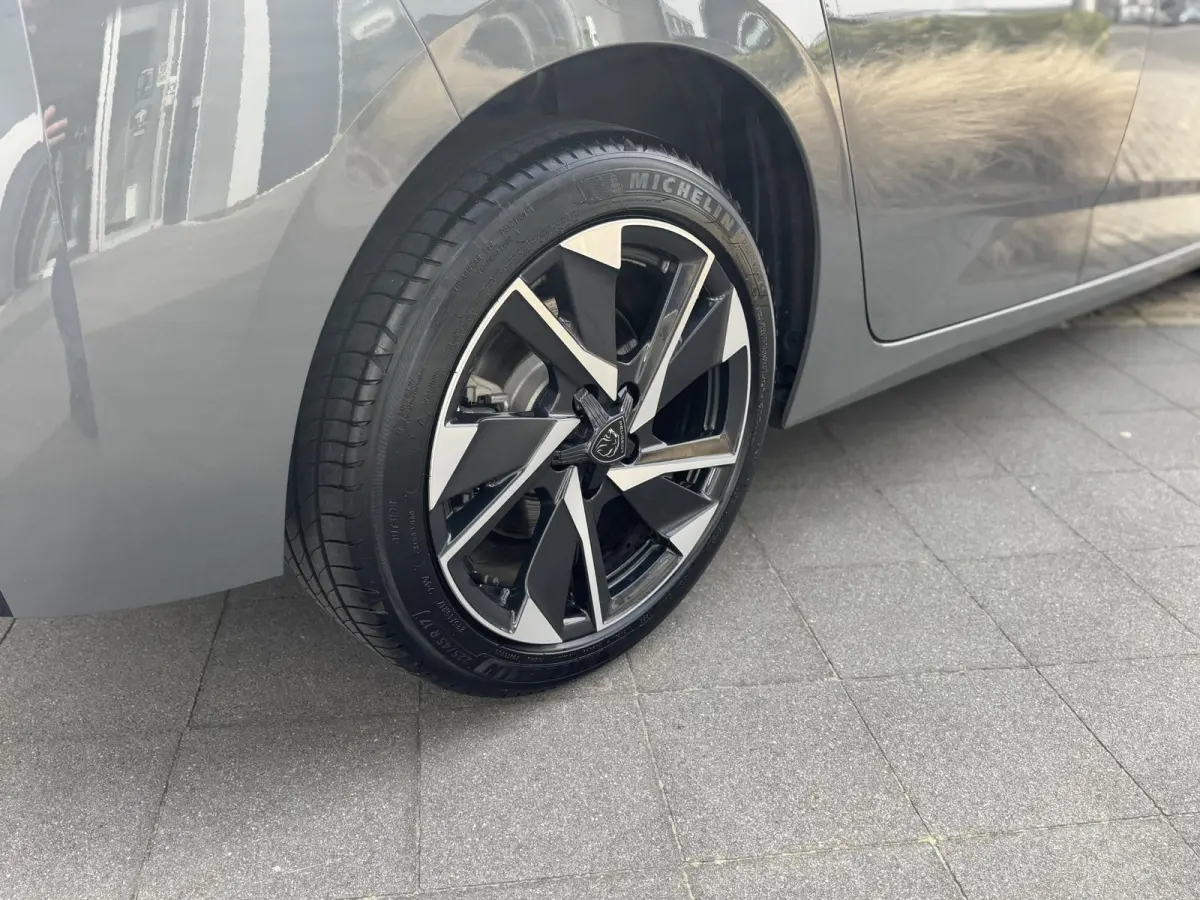 1.6 Plug-in Hybrid 180 Allure Avantage l Stuurverwarming l 360 Camera