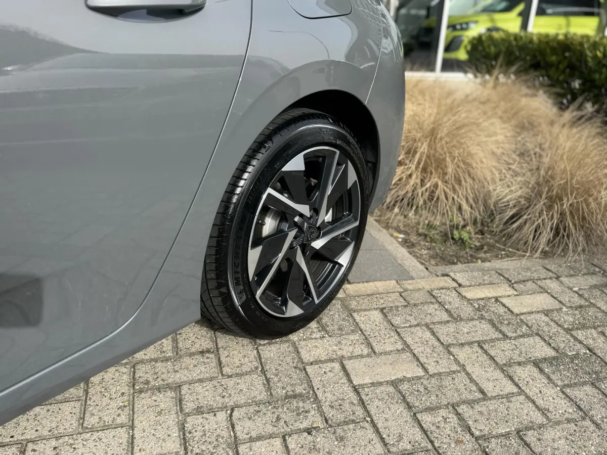 1.6 Plug-in Hybrid 180 Allure Avantage l Stuurverwarming l 360 Camera