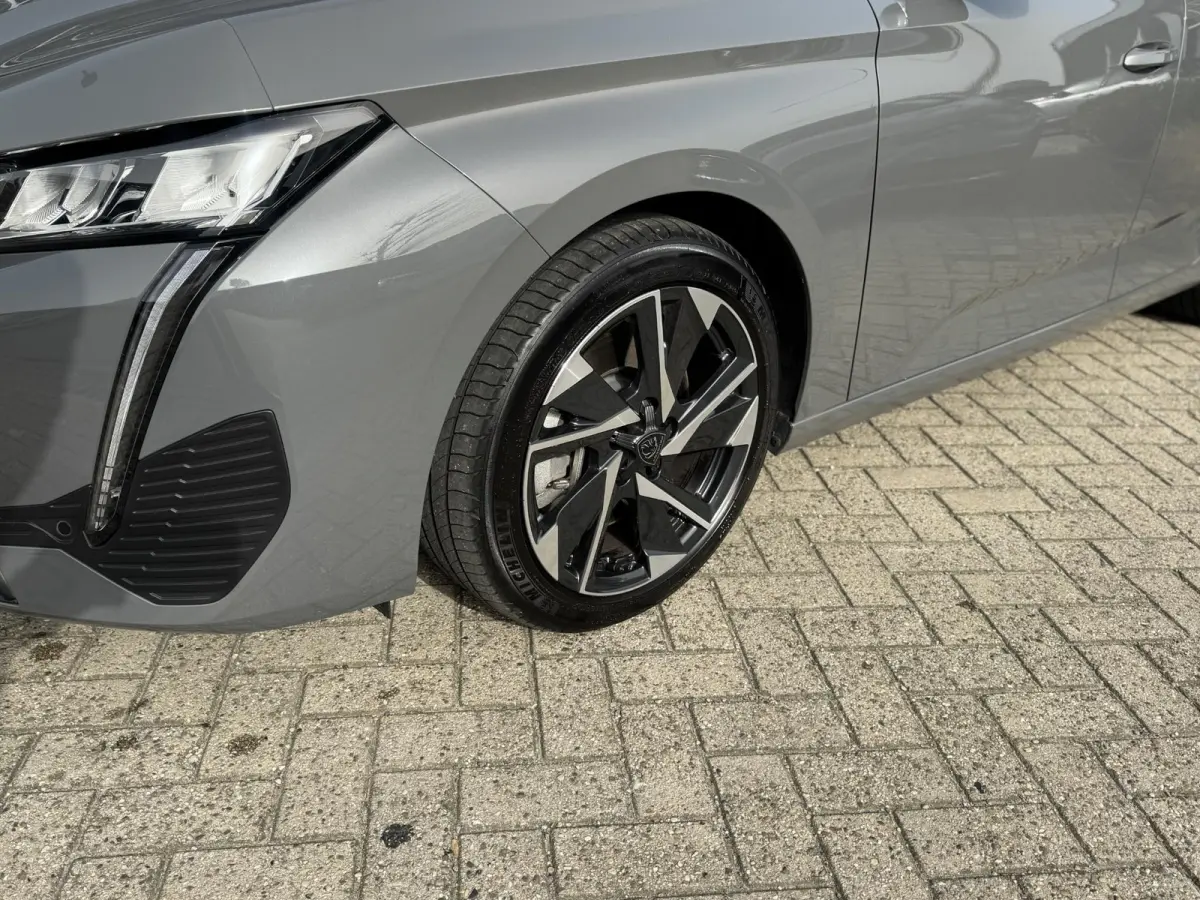1.6 Plug-in Hybrid 180 Allure Avantage l Stuurverwarming l 360 Camera