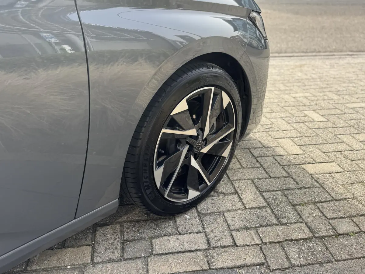 1.6 Plug-in Hybrid 180 Allure Avantage l Stuurverwarming l 360 Camera
