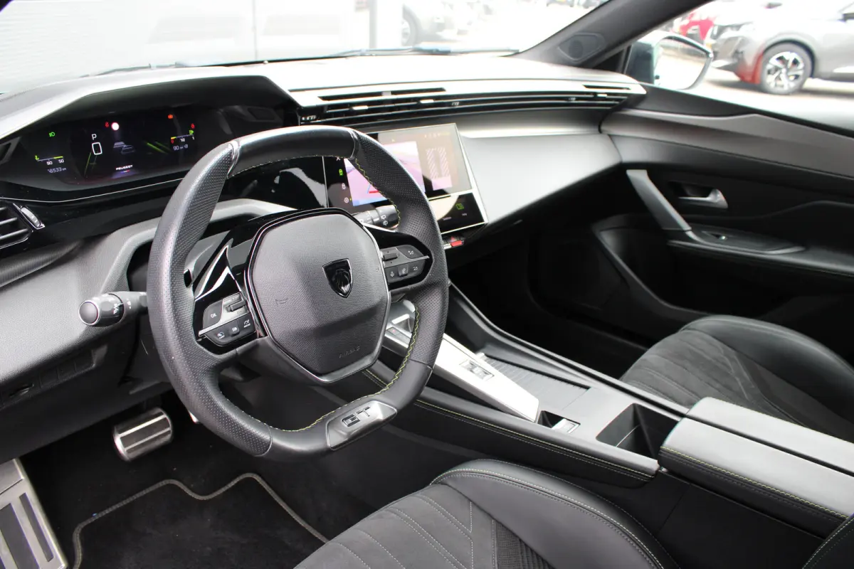 1.2 PureTech GT | Automaat | Navigatie | Camera | Apple carplay | 18 Inch lichtmetaal | Alcantara |