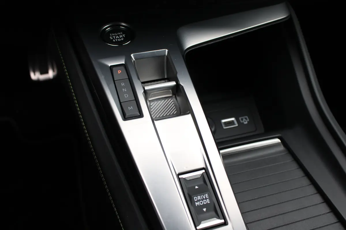 1.2 PureTech GT | Automaat | Navigatie | Camera | Apple carplay | 18 Inch lichtmetaal | Alcantara |