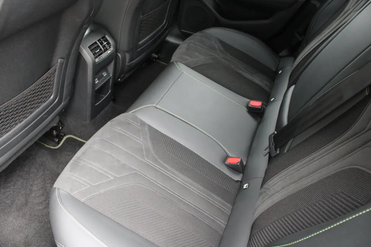 1.2 PureTech GT | Automaat | Navigatie | Camera | Apple carplay | 18 Inch lichtmetaal | Alcantara |