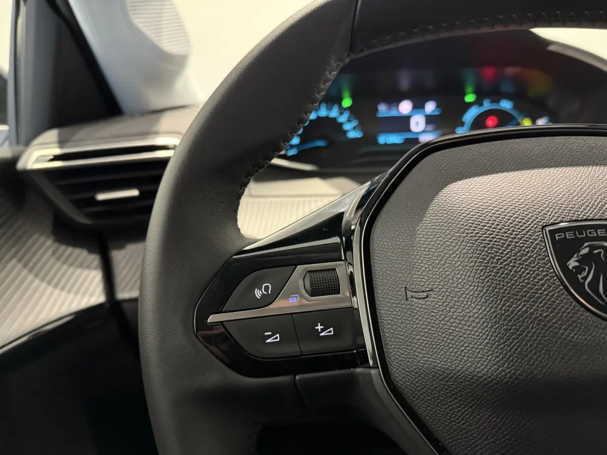 E-Style | Stoelverwarming | Apple Carplay & Android Auto | Parkeersensoren |