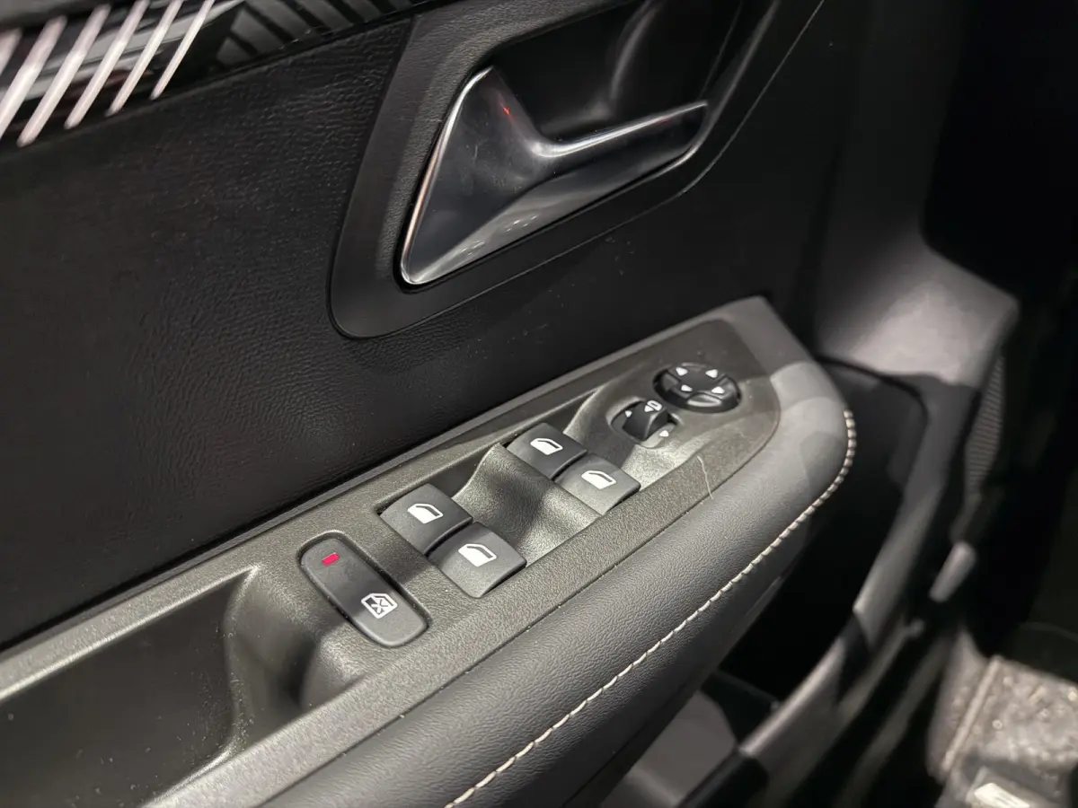 E-Style | Stoelverwarming | Apple Carplay & Android Auto | Parkeersensoren |