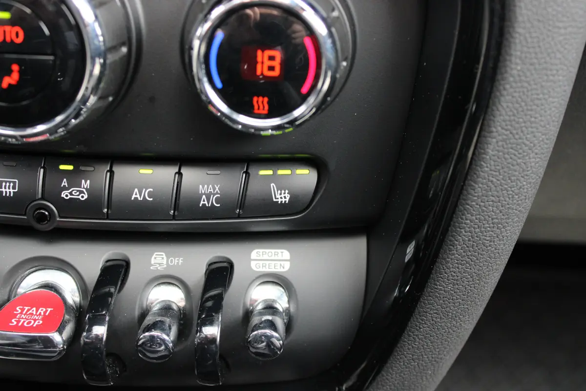 2.0 JCW 306pk ALL4 Thunder Pack | Automaat | Navigatie | Panorama/schuifdak | H&K | Verlaagd | Camera | Stoelverwarming |