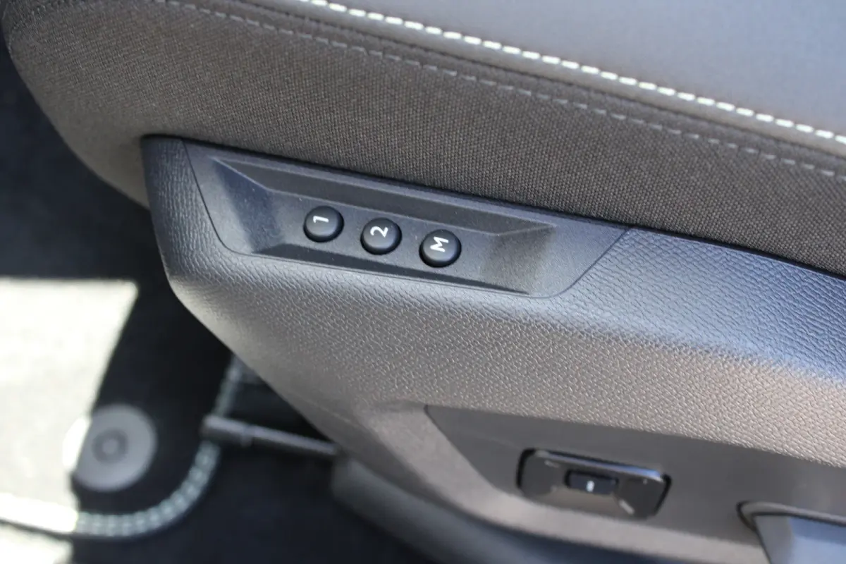1.6 Plug-in Hybrid 195 GT | Automaat | Luxe stoelen | Massage | Trekhaak | All season | NL auto | Navigatie | Camera |